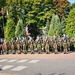 Asysta wojskowa przed pomnikiem.jpeg